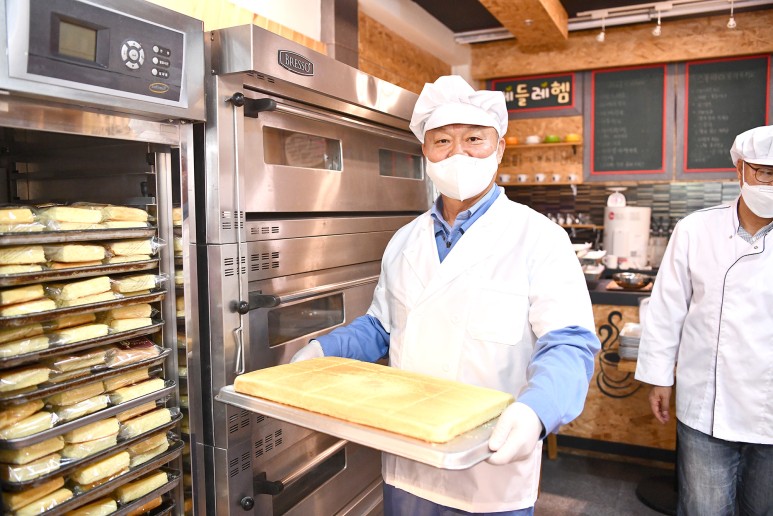 포스코케미칼 민경준 사장이 포항시 오천읍에 위치한 생명의 빵 나눔센터를 방문해 생명의 빵 만들기 봉사활동에 참여중인 모습