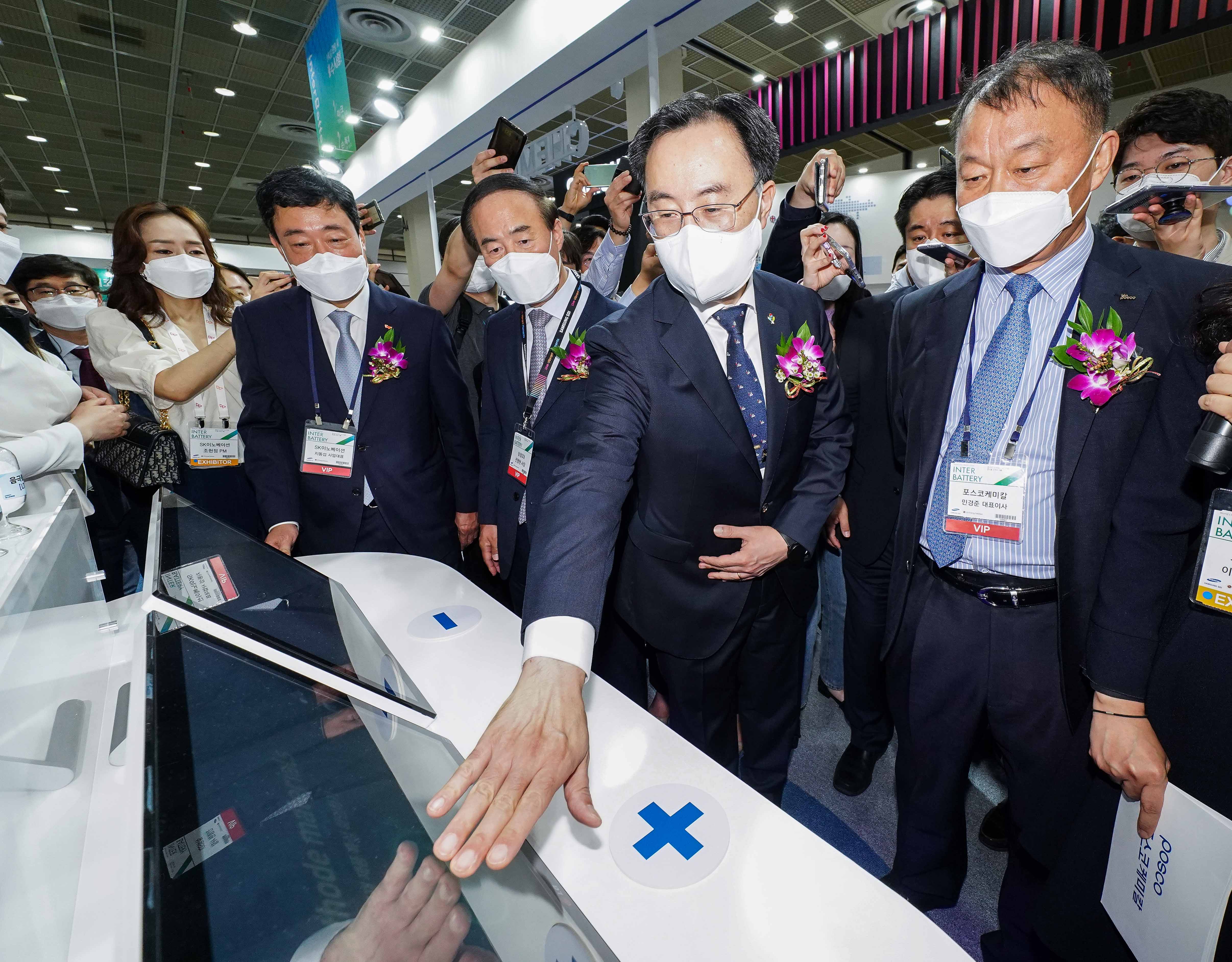 산업통상자원부 문승욱 장관이 포스코케미칼 전시 부스에 방문해 양극재와 음극재 제품을 관람하는 모습. 사진 오른쪽부터 포스코케미칼 민경준 대표이사, 문승욱 장관, 삼성SDI 전영현 대표이사, SK이노베이션 지동섭 배터리 사업대표 순