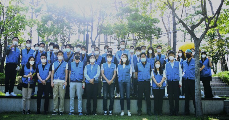 석촌호수 주변 환경정화활동 모습