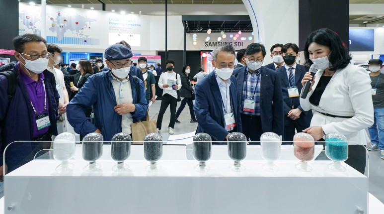 방문객들이 전시 부스를 구경하는 모습