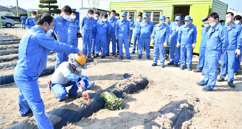 임직원들이 모여 농사 기초를 배우는 모습