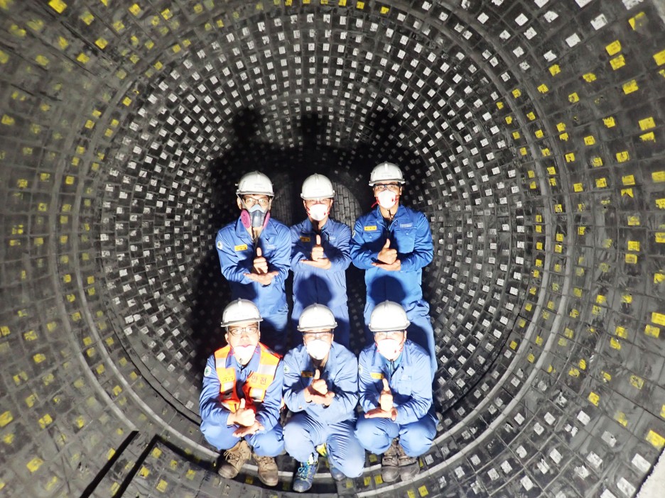 포항로재사업실 직원들의 모습