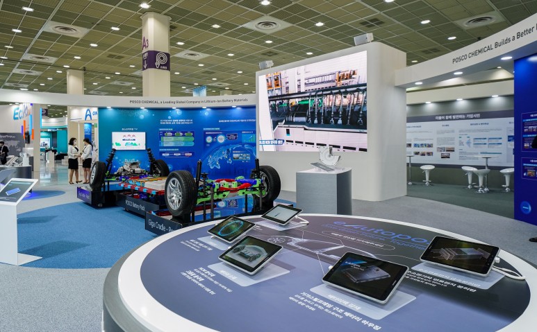 포스코케미칼 부스에 전시된 포스코그룹 친환경 모빌리티 브랜드인 e-Autopos 제품 모습