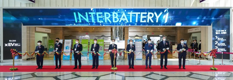 6월 9일 인터배터리 2021 개막식에서 민경준 사장(왼쪽 세번째), 문승욱 산업통상자원부 장관(가운데)을 비롯한 참석자들이 테잎 컷팅을 하고 있다.