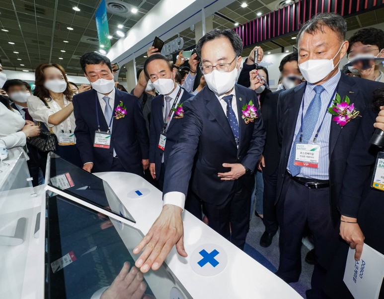 문승욱 산업통상자원부 장관이 포스코케미칼 부스에서 양극재와 음극재 제품을 관람하는 모습