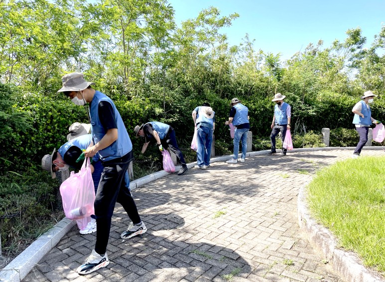 학도의용군전승기념관에서 환경정화 활동 모습