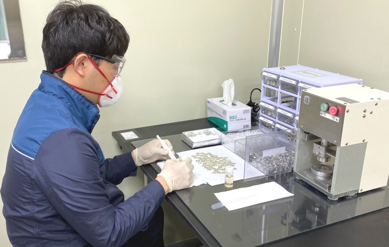 전기화학 평가를 위해 코인셀을 제작하는 모습