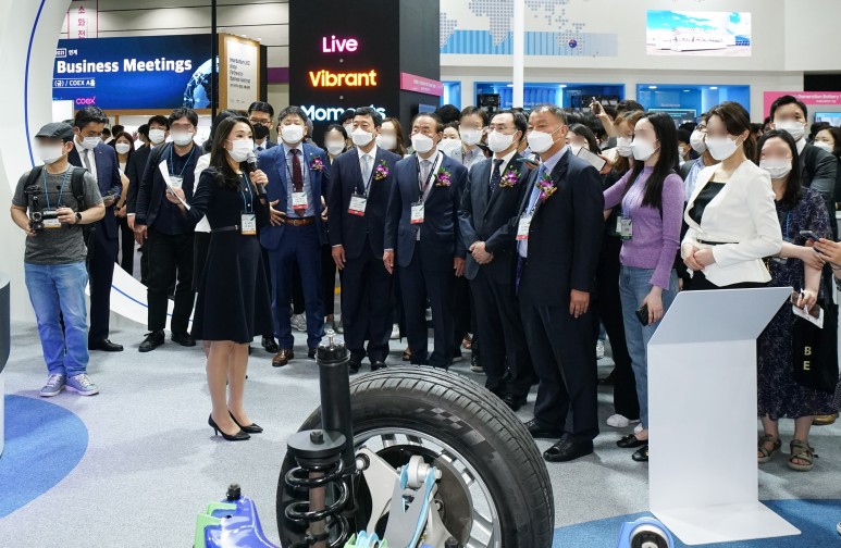 포스코케미칼 전시 부스에 방문해 e-Autopos 전시물을 관람하는 모습. 사진 오른쪽부터 포스코케미칼 민경준 사장, 산업통상자원부 문승욱 장관, 삼성SDI 전영현 대표이사, SK이노베이션 지동섭 배터리 사업대표, LG에너지솔루션 김동명 부사장 순