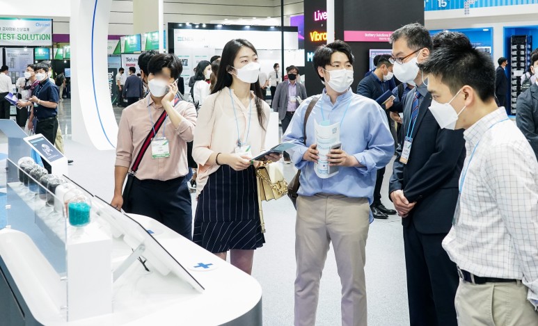 방문객들이 전시 부스를 구경하는 모습