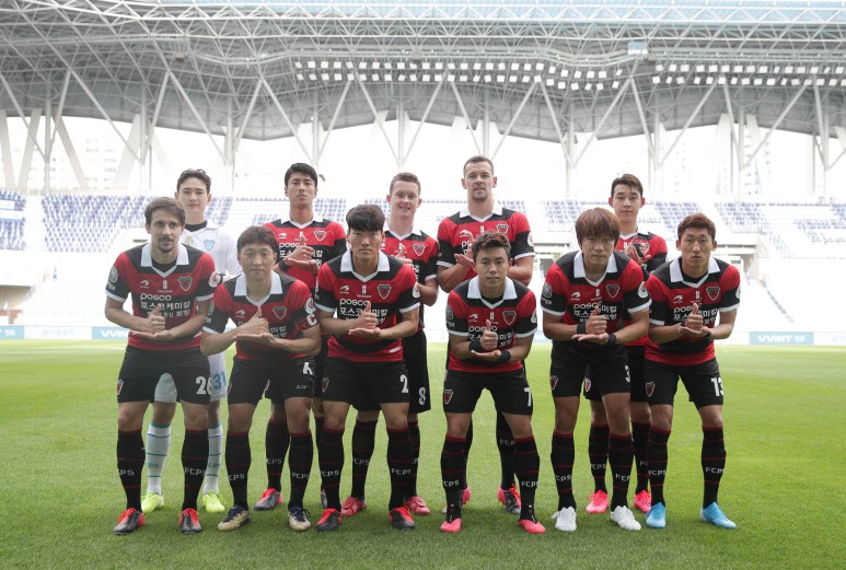 공식 유니폼을 입은 포항스틸러스 선수들 단체사진