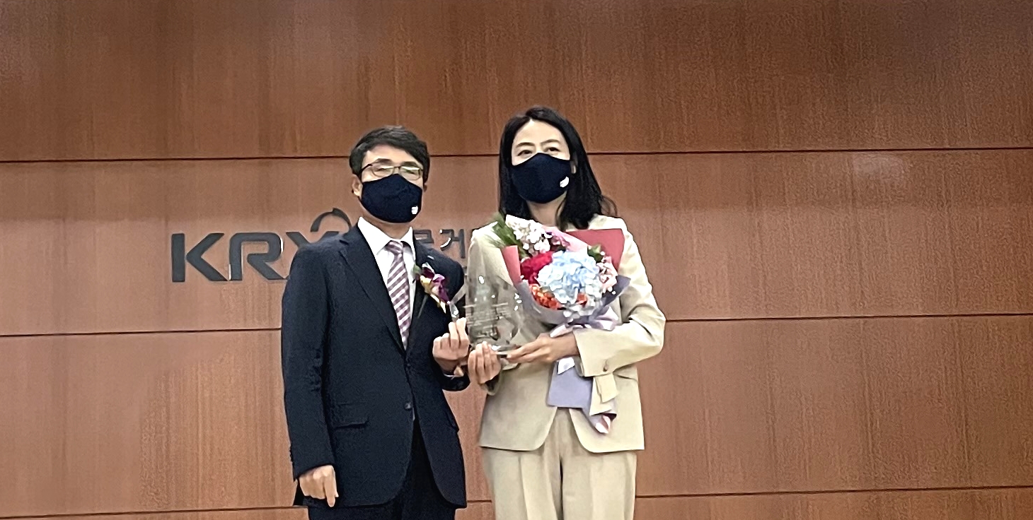 포스코케미칼 황희선 IR그룹장(오른쪽)과 시상자로 나선 한국거래소 유가증권시장본부 임재준 부이사장이 시상 후 포즈를 취하고 있다.