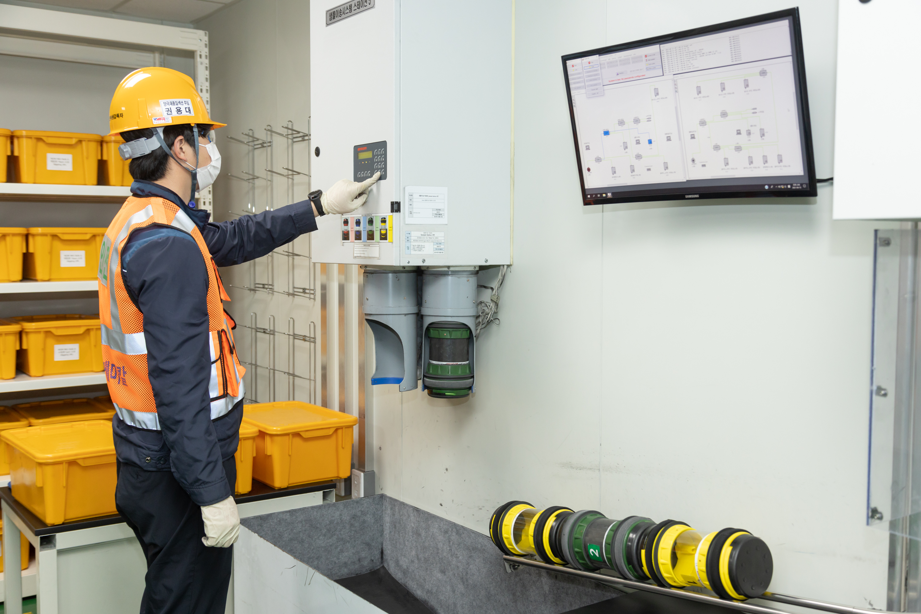 포스코케미칼 양극재 광양공장에서 에어슈팅 품질 모니터링 시스템이 가동되고 있는 모습. 제품 라인 14개소와 품질분석실을 공기 이송라인으로 연결해 리얼타임 품질 관리가 가능하다. 이차전지업계에서는 포스코케미칼이 최초로 도입했다.