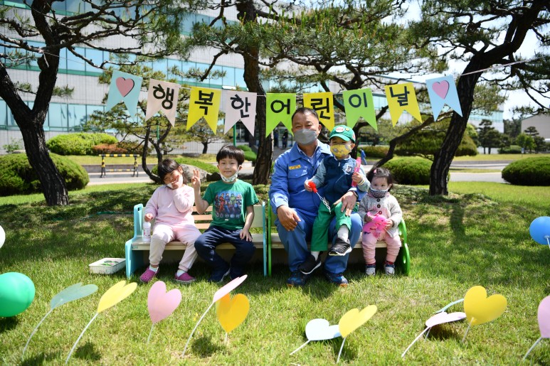 임직원이 함께하는 어린이날 행사. 민경준 사장(왼쪽에서 세번째)이 재원생들을 위한 추억 만들기에 나섰다.