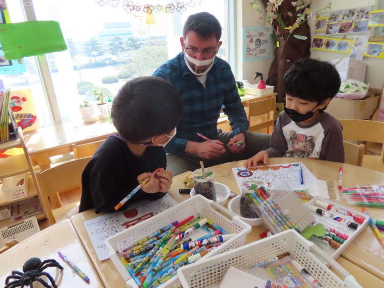 John 선생님과 함께 활동하고 있는 원아들 모습