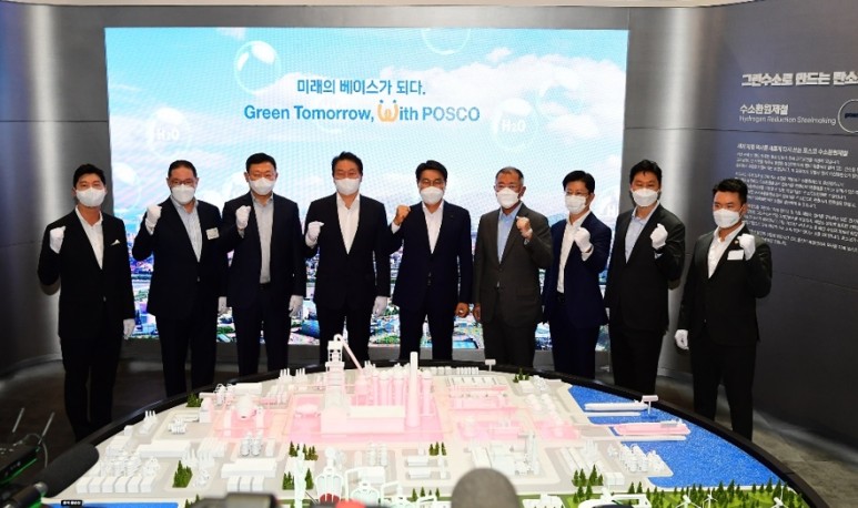 9월 8일 포스코 최정우 회장 (사진 가운데) 과 SK그룹 최태원 회장 (사진 왼쪽 네 번째), 현대자동차그룹 정의선 회장 (사진 왼쪽 여섯 번째)을 비롯한 Korea H2 Business Summit 참석자들이 창립총회 후 수소모빌리티쇼 포스코 부스를 방문했다.  (출처 : 포스코 뉴스룸)