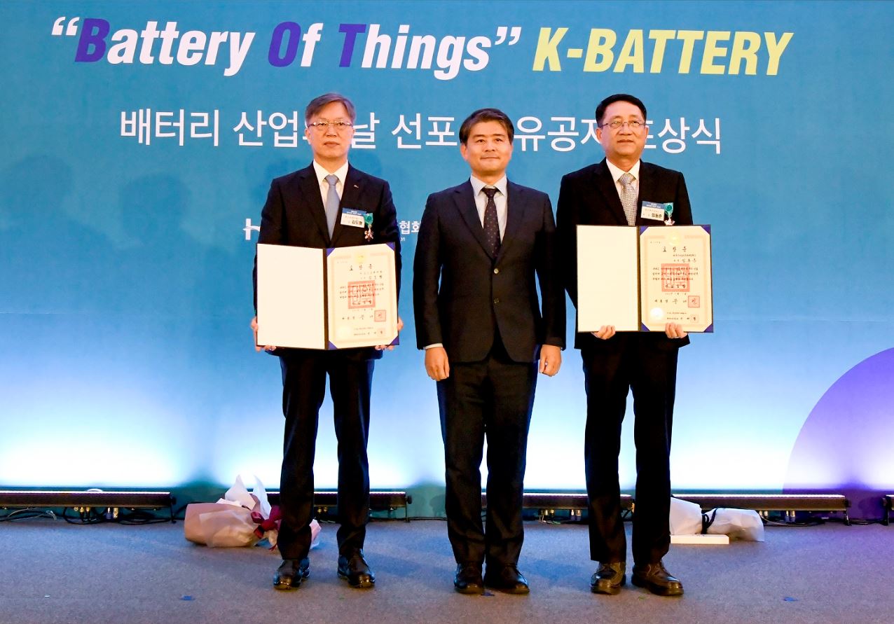 시상식에서 김도형 소장(사진 왼쪽)이 시상자인 산업통상자원부 주영준 산업정책실장(가운데), 산업포장을 함께 수상한 한국유미코아 임동준 회장(오른쪽)과 수상 후 기념촬영하고 있다.