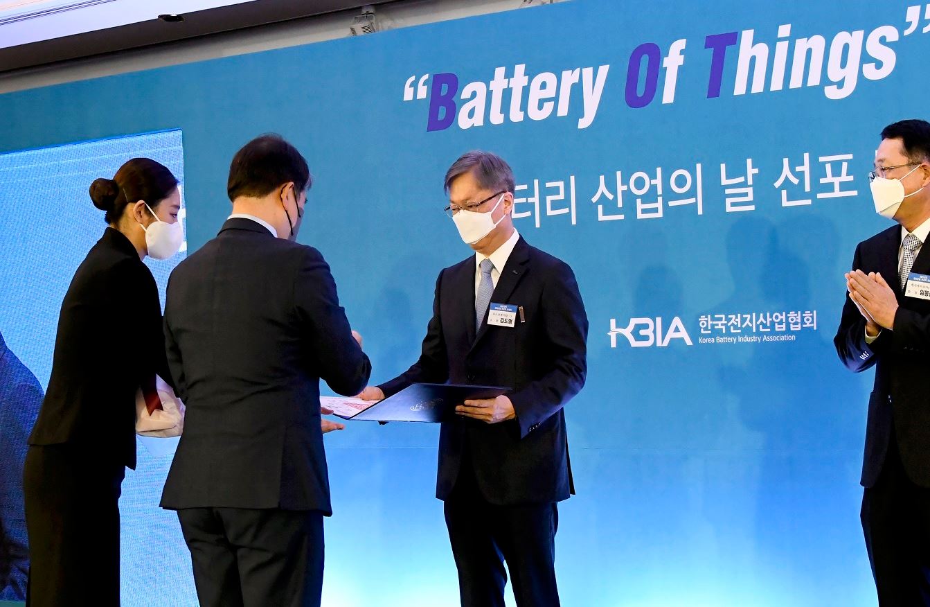 지난 11월 1일 서울 그랜드 인터컨티넨탈 호텔에서 진행된 시상식에서 김도형 소장(사진 왼쪽 세번째)이 산업통상자원부 주영준 산업정책실장(왼쪽 두 번째)에게서 포장증을 수여 받고 있다.