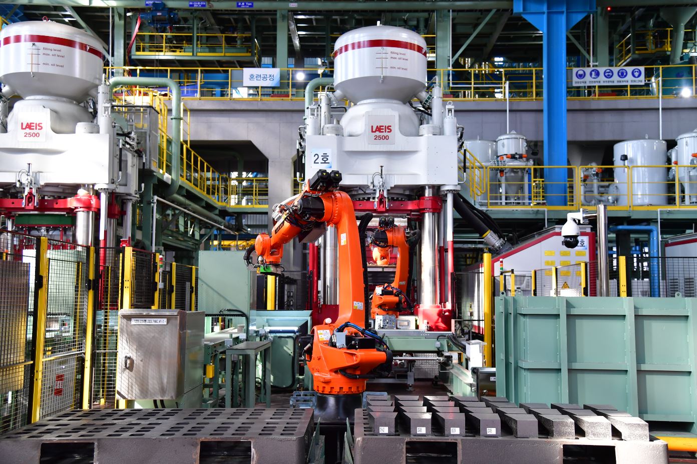 포스코케미칼이 11월 24일 포항시에 새로 준공한 내화물 신공장에서 자동화 로봇이 내화물을 제조하고 있는 모습