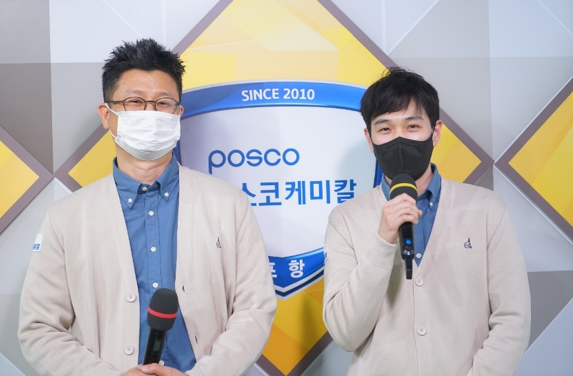 이상훈 감독(왼쪽)과 박승화 선수가 새 유니폼을 입고 인터뷰를 진행하고 있다