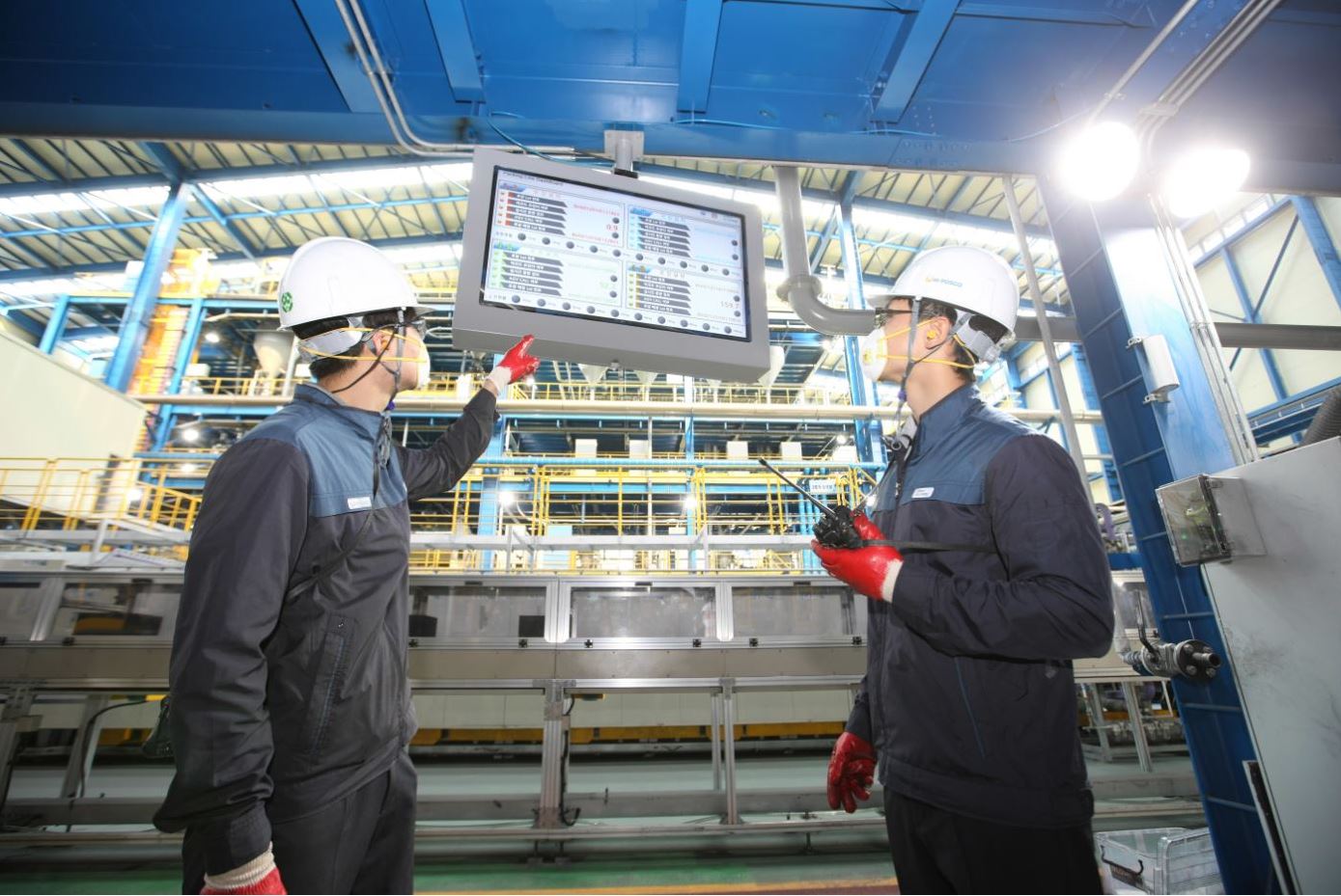 포스코케미칼 음극재 세종 공장 제조공정에서 담당자들이 공정 현황을 체크하고 있다.