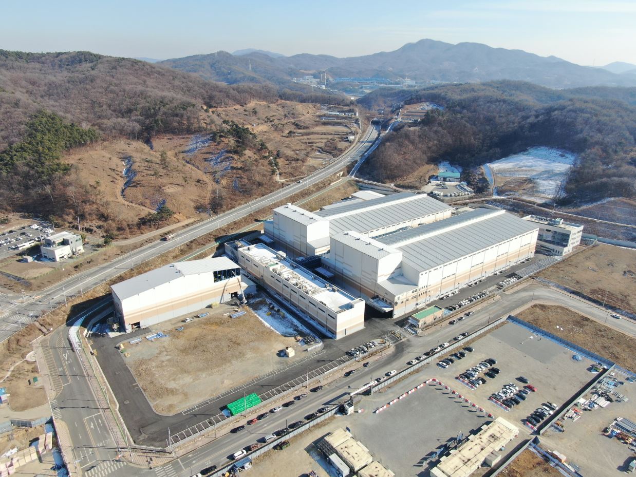 포스코케미칼이 세종에 단계적으로 조성하고 있는 음극재 공장 모습. 사진 왼쪽 하단 부지에 저팽창 음극재 전용 생산라인을 건설할 예정이다.