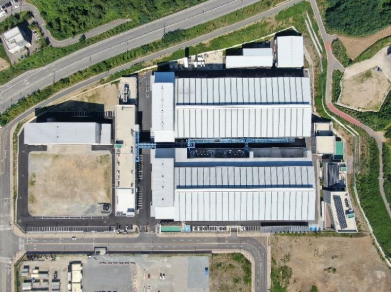 포스코케미칼 음극재 세종공장 건물의 옥상과 주차장 등에 태양광 패널이 설치되어 있는 모습