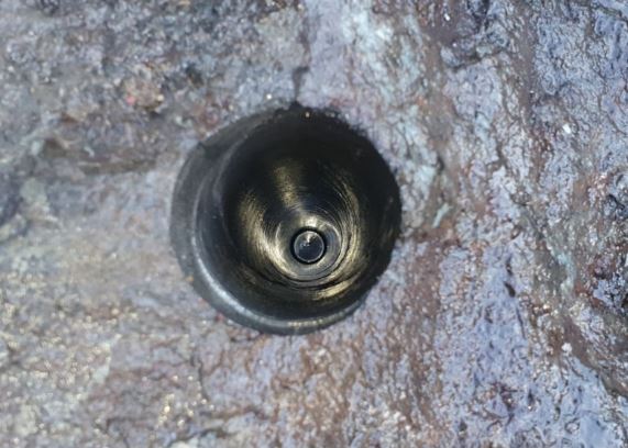 쇳물 덩어리에 천공 작업 수행 후 구멍이 뚫린 모습