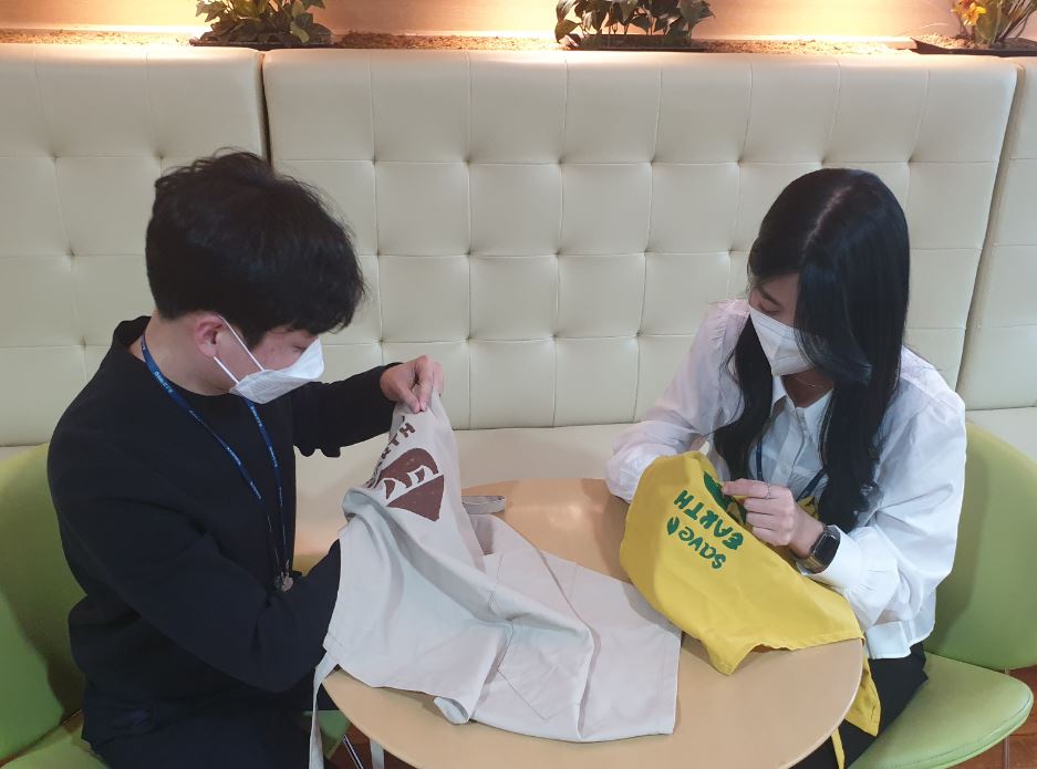 포스코케미칼 직원들이 친환경 앞치마를 만들고 있는 모습