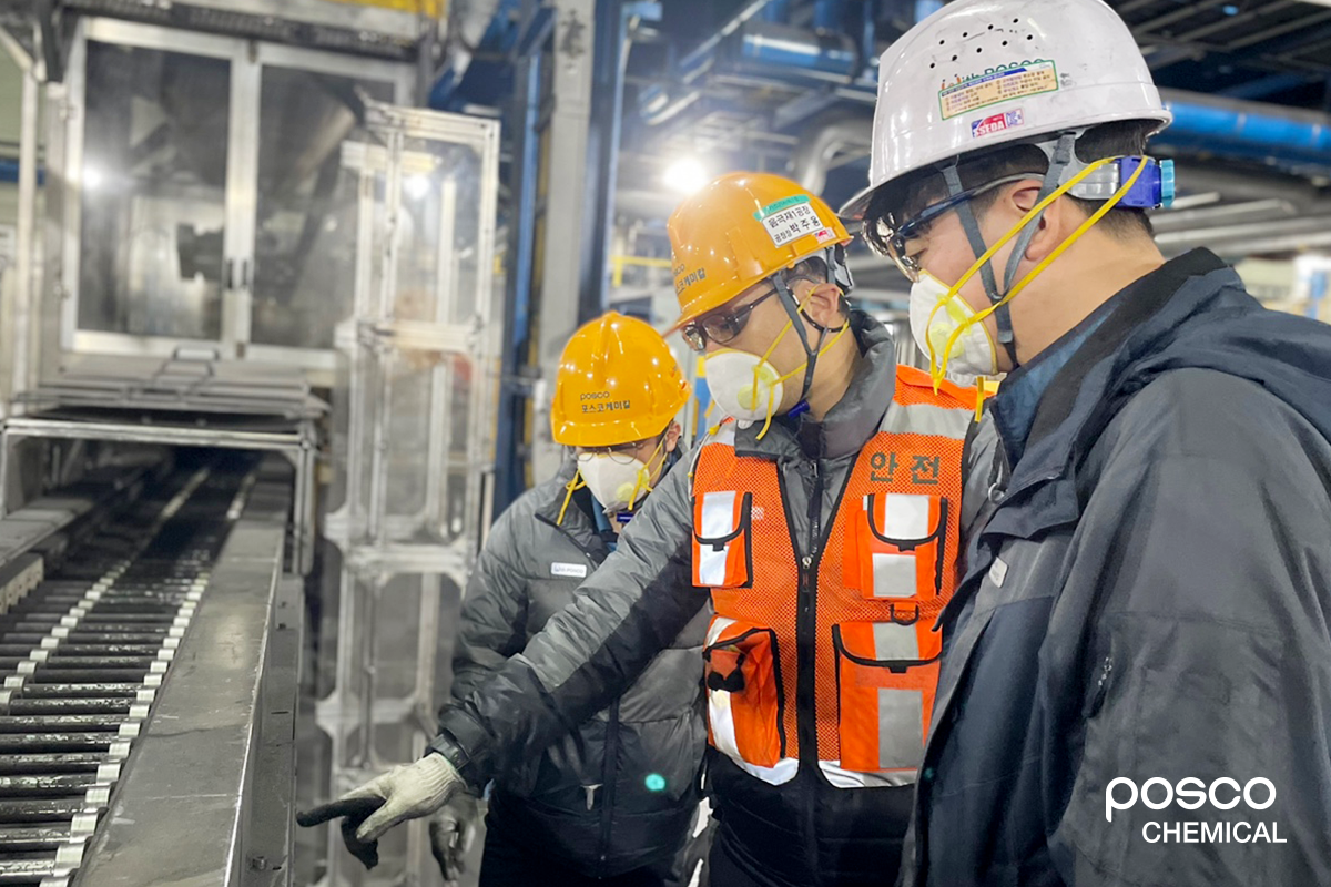 박주용 공장장님이 현장에서 근무하는 모습