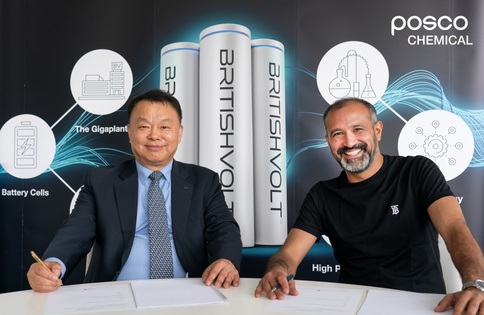 포스코케미칼 민경준 사장(왼쪽)과 브리티시볼트 오랄 나자리 최고경영자가 배터리소재 개발 및 공급 협력을 위한 MOU 체결식에서 기념 촬영을 하고 있다.