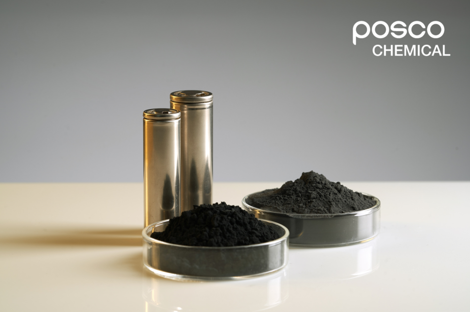 전기차용 원통형 배터리와 포스코케미칼의 양 &middot; 음극재(왼쪽이 양극재)