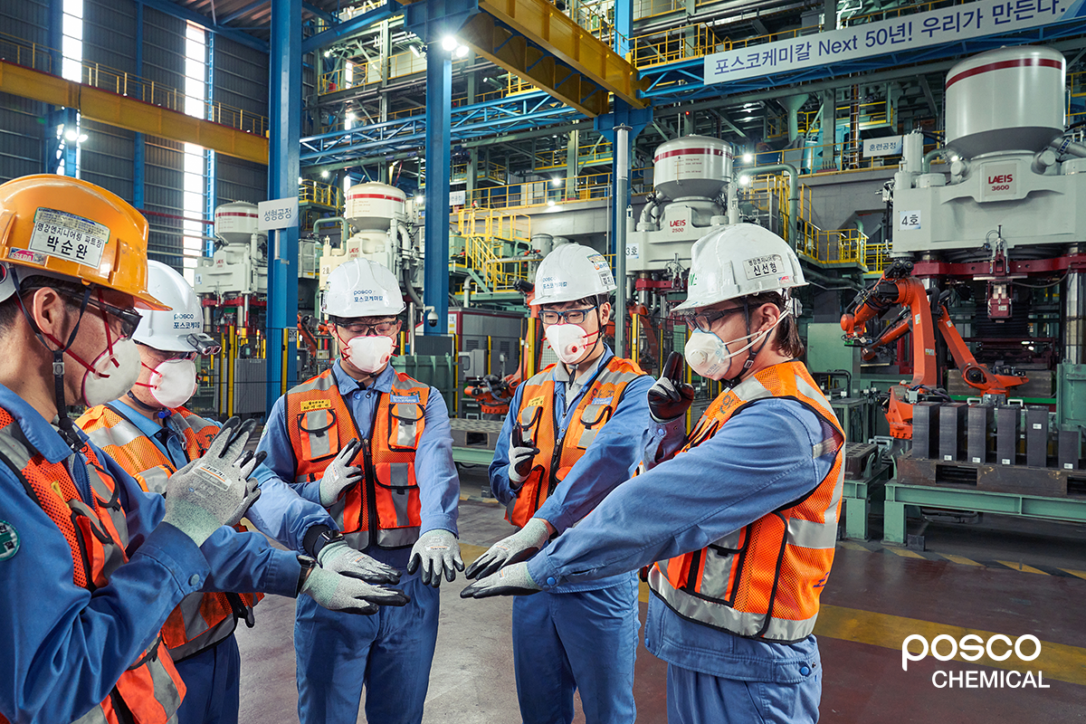 안전사고 예방을 위한 미팅을 진행중인 모습