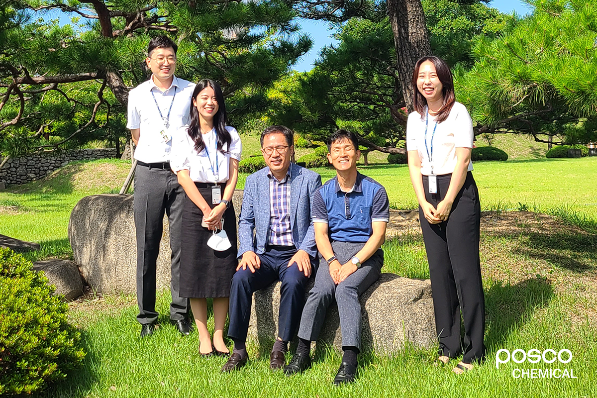 포스코케미칼 기업시민사무국 (왼쪽부터) 정동민 과장, 강승희 사원, 김병우 리더, 이태희 사무국장, 이지영 대리