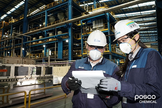 최기승 사원과 변혜란 대리가 현장에서 수집한 데이터를 확인하는 모습