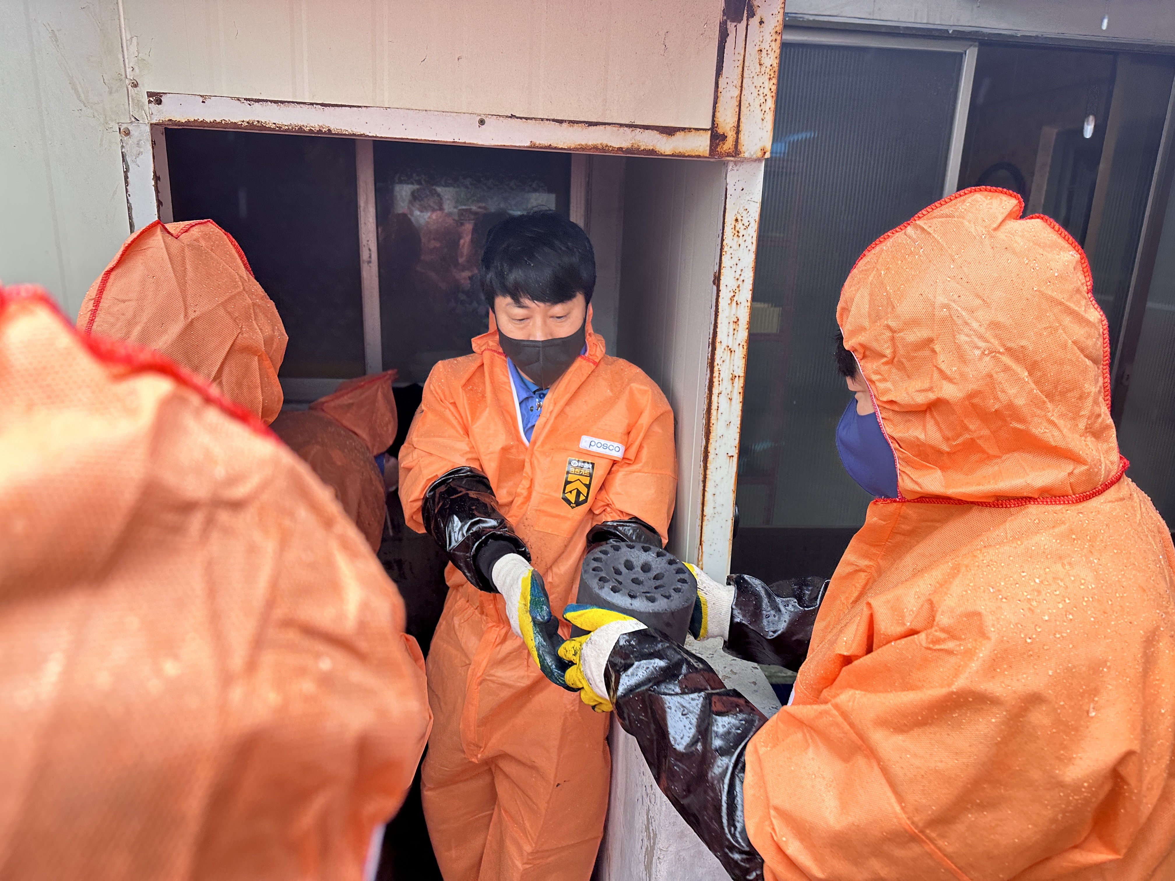 지난 13일 포스코케미칼 정비노동조합 황성환 위원장(사진 가운데)을 비롯한 직원들이 포항 홀로거주 어르신 가정에 연탄나눔 활동을 펼치고 있다.