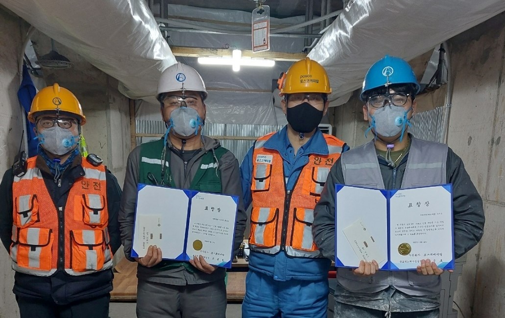 포스코케미칼이 10일 영진엔지니어링 최정철 반장과 조우진 부반장에게 표창장을 수여하고 기념촬영하고 있는 모습 (사진 왼쪽부터) 영진엔지니어링 여선동 소장, 최정철 반장, 포스코케미칼 플랜트엔지니어링TF팀 이동희 리더, 영진엔지니어링 조우진 부반장