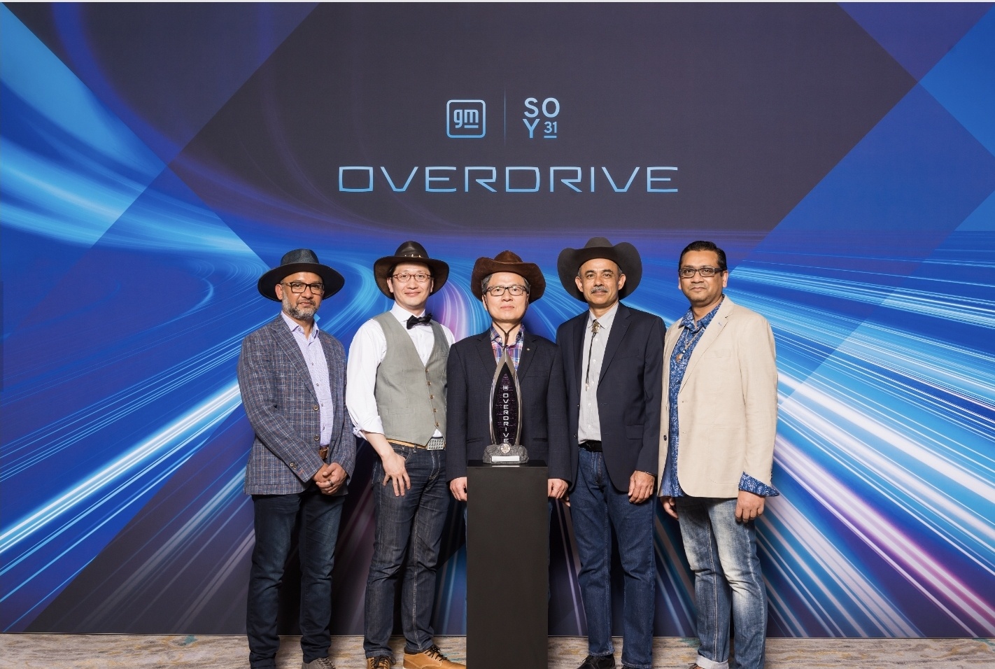 포스코퓨처엠이 미국 텍사스주 샌안토니오에서 열린 GM의 &lsquo;제31회 올해의 공급사(Supplier Of the Year)&rsquo;에서 &lsquo;오버드라이브&rsquo;상을 수상했다. (사진 왼쪽부터) GM 샴 쿤주르(Sham Kunjur) 전무, 포스코퓨처엠 박준영 해외마케팅그룹장, 얼티엄캠 차치규 법인장, GM 프라브조트 나누아(Prabjot Nanua) 전무, GM 아니르반 쿠메르(Anirvan Coomer) 전무