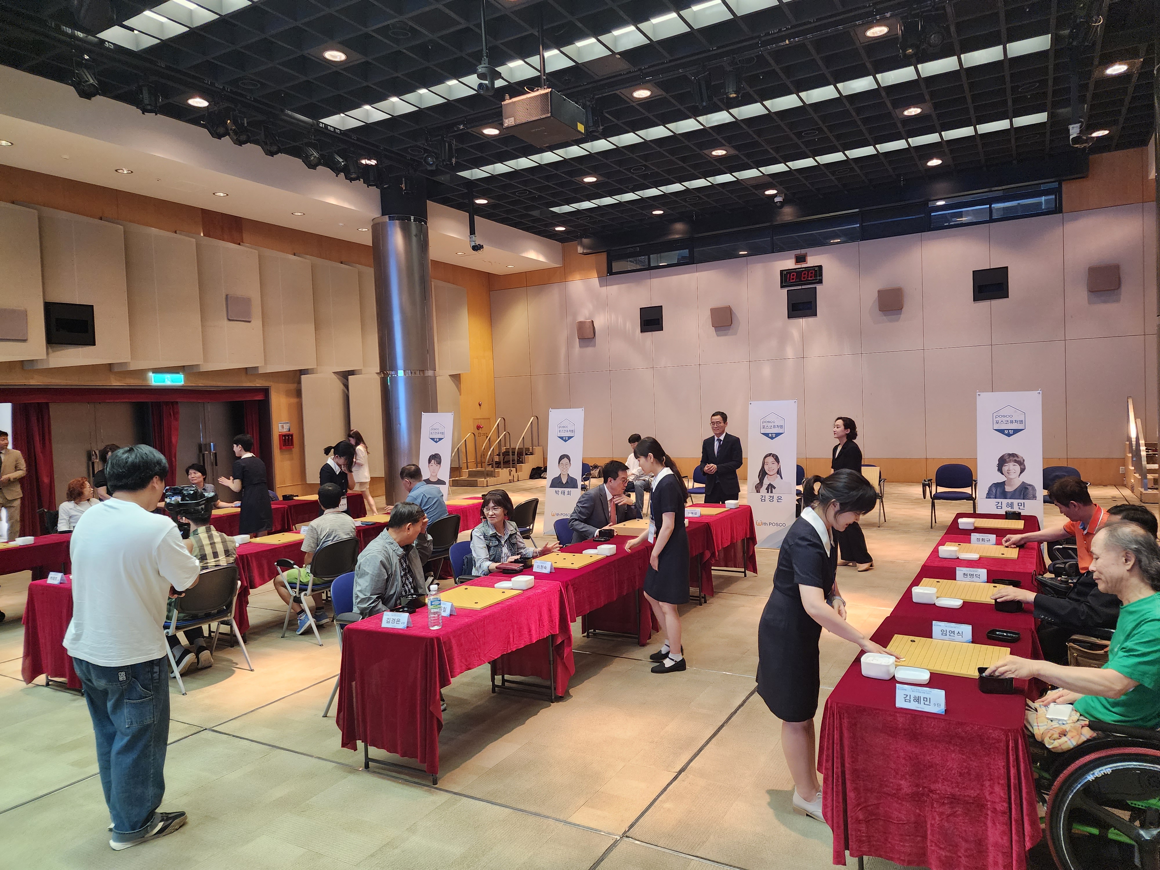 포스코퓨처엠 여자바둑팀이 항저우 장애인아시아경기대회 예비 국가대표 기사 초청, 지도 다면기를 진행하고 있다. (사진 오른쪽부터 두번째 테이블에서 왼쪽 세 번째 포스코퓨처엠 김준형 사장)