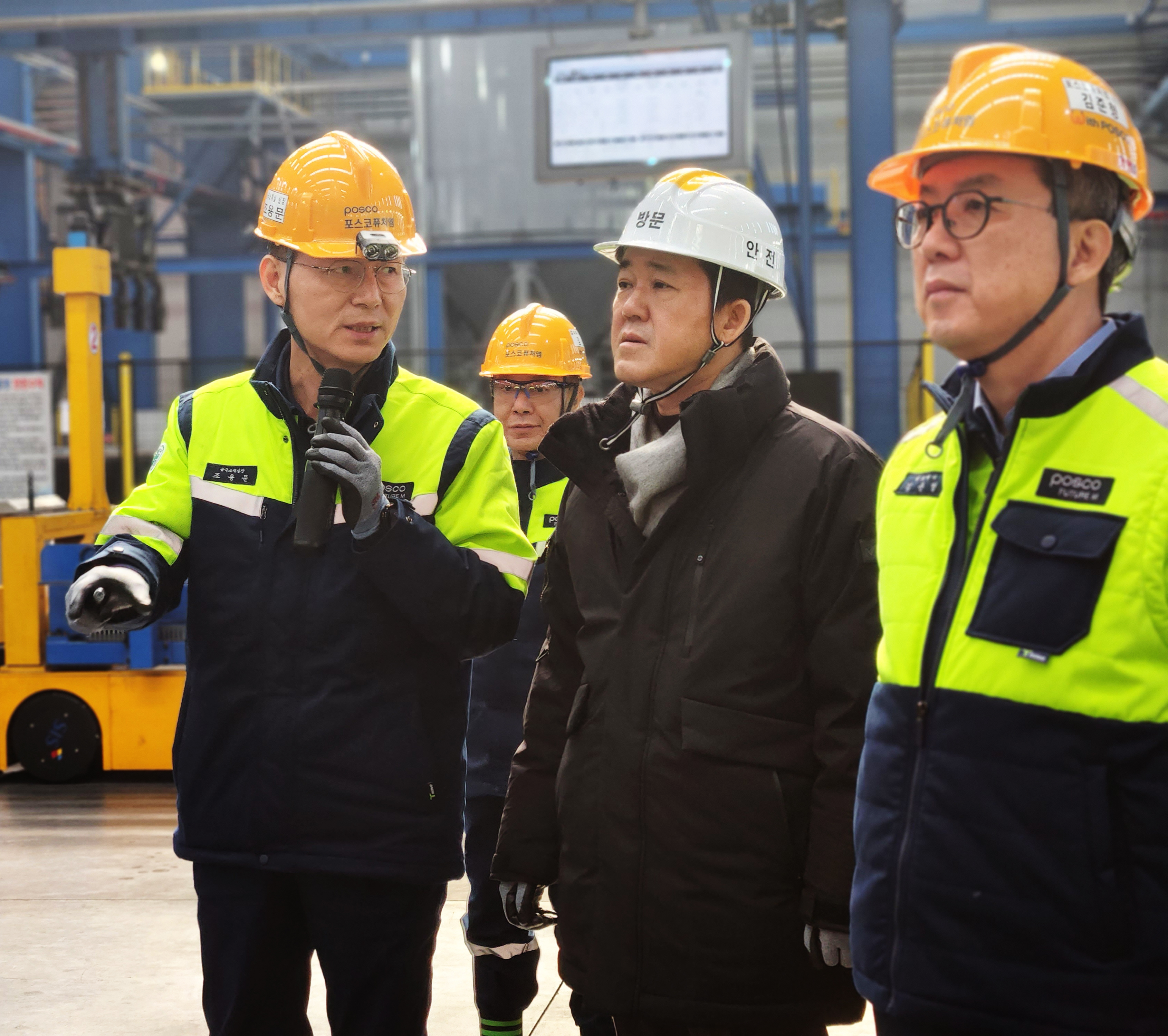 환경부 임상준 차관(가운데)과 포스코퓨처엠 김준형 사장(오른쪽)이 포스코퓨처엠 포항 인조흑연 음극재 공장 생산라인을 둘러보고 있다.