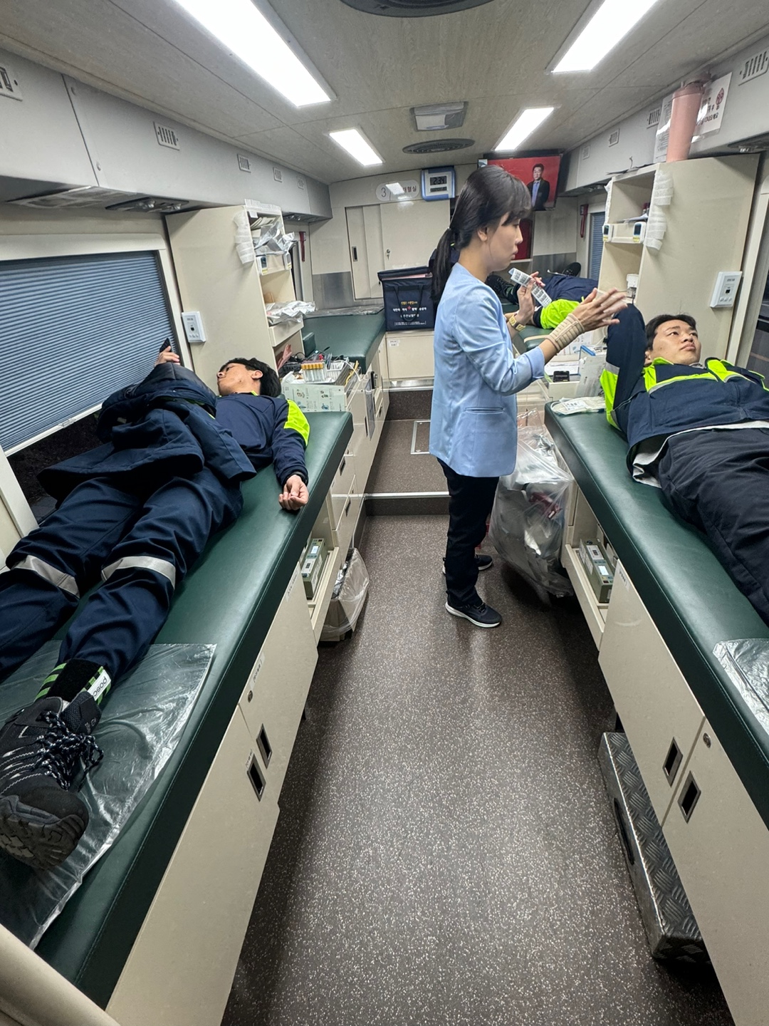 포스코퓨처엠 광양 양극재공장 임직원들이 22일 헌혈버스 안에서 헌혈하고 있다.