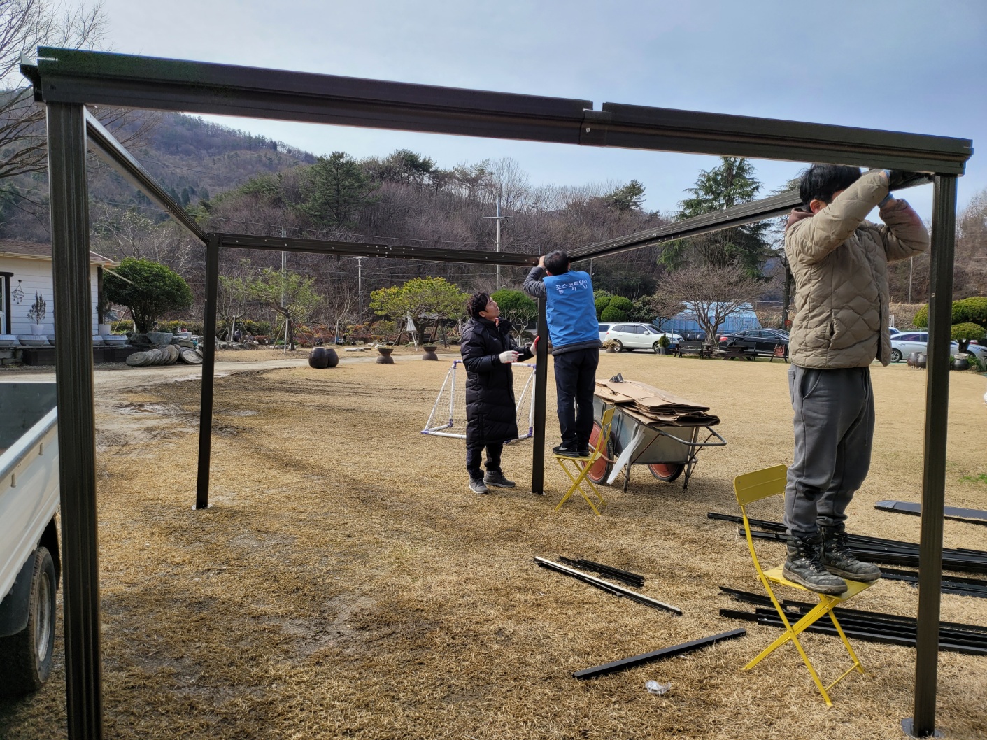 포스코퓨처엠 기초소재사업부 광양사업실의 <후판노재 함께해요 봉사단>이 지난달 24일 섬돌요양원에서 파고라를 설치하고 있다.