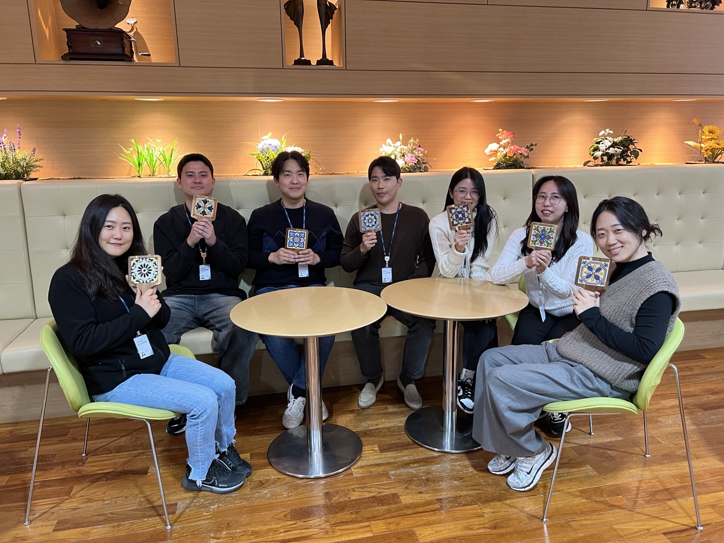 포스코퓨처엠 직원들이 2일 포항 본사에서 직접 제작한 안전 냄비받침을 들고 기념 촬영을 하고 있다