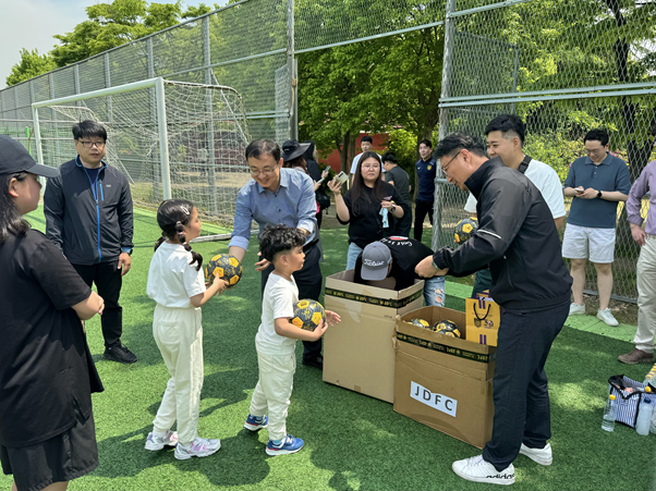 포스코퓨처엠 최욱 광양양극소재실장(사진 가운데)과 전남드래곤즈 정용진 마케팅팀장(사진 오른쪽 첫 번째)이 28일 어린이들에게 각각 사인볼과 기념품을 전달하고 있다.