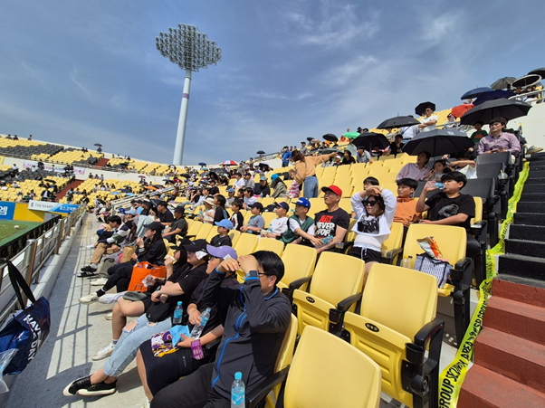 포스코퓨처엠 광양양극소재실 임직원들이 28일 세풍&middot;여천 지역아동센터 어린이 및 가족들과 함께 전남드래곤즈 홈경기를 관람하며 응원하고 있다.