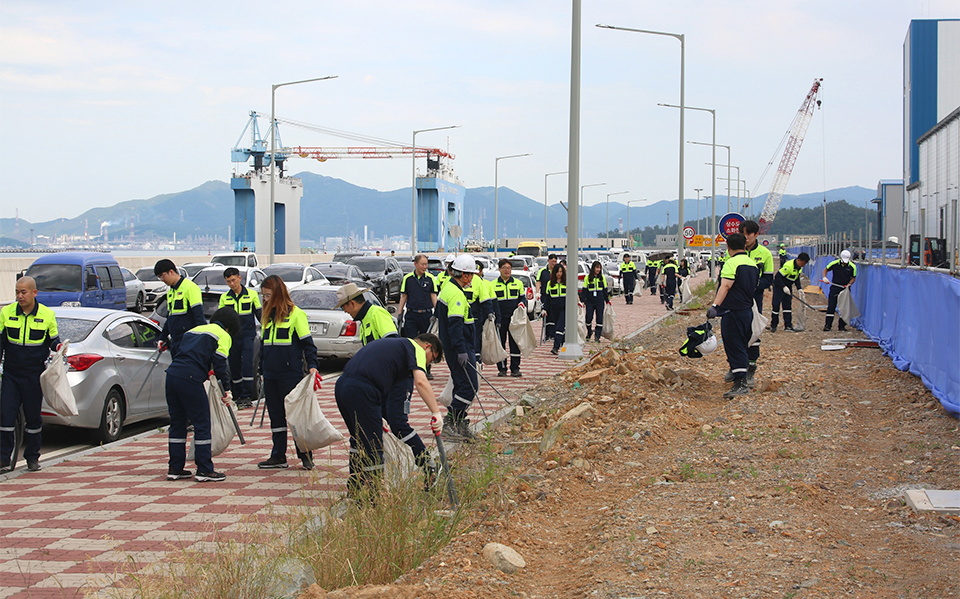 포스코퓨처엠&middot;포스코필바라리튬솔루션&middot;포스코HY클린메탈 등 포스코그룹 이차전지소재 3社 임직원들이 28일 &lsquo;율촌포스코미래로&rsquo; 주변 환경정화 활동을 하고 있다.