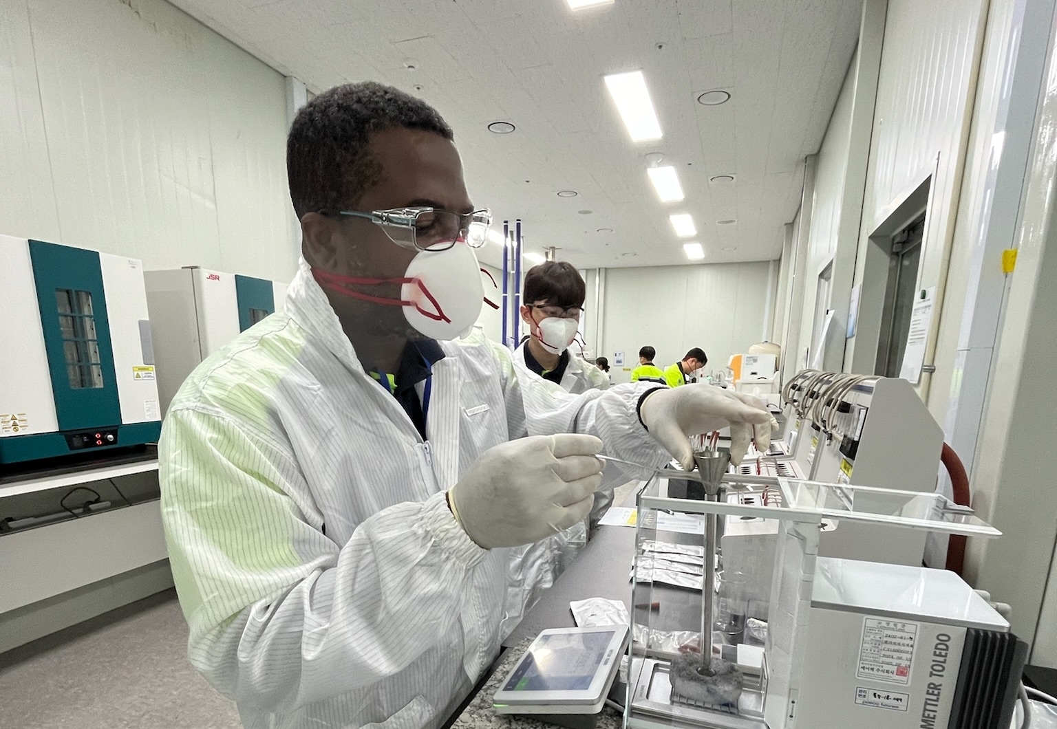 얼티엄캠 직원이 지난 6월 24일 제품의 비표면적 분석을 통해 품질을 테스트하고 있다.