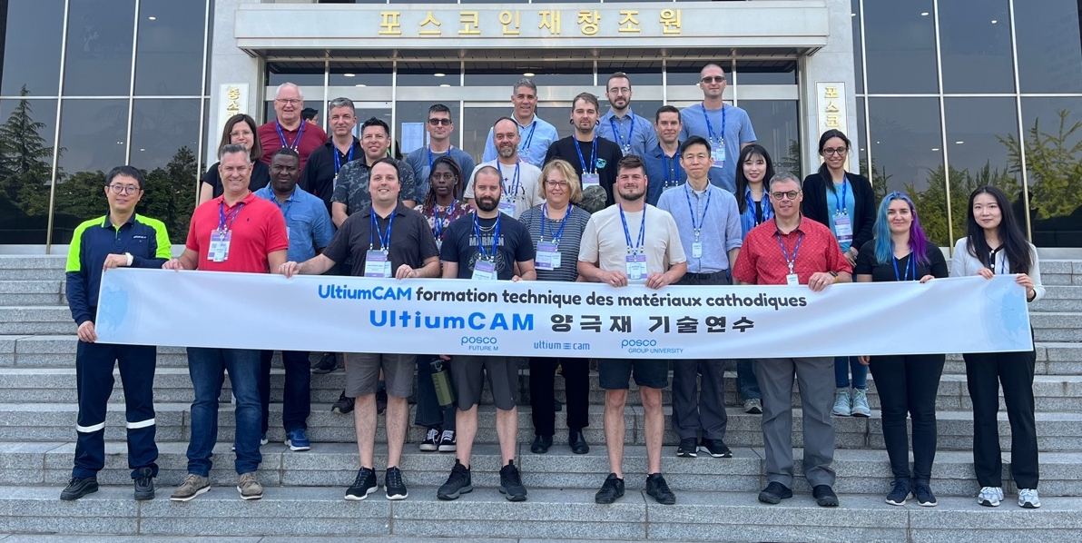 얼티엄캠 직원들이 지난 6월 12일 포항 포스코인재창조원에서 기념사진을 촬영하고 있다.