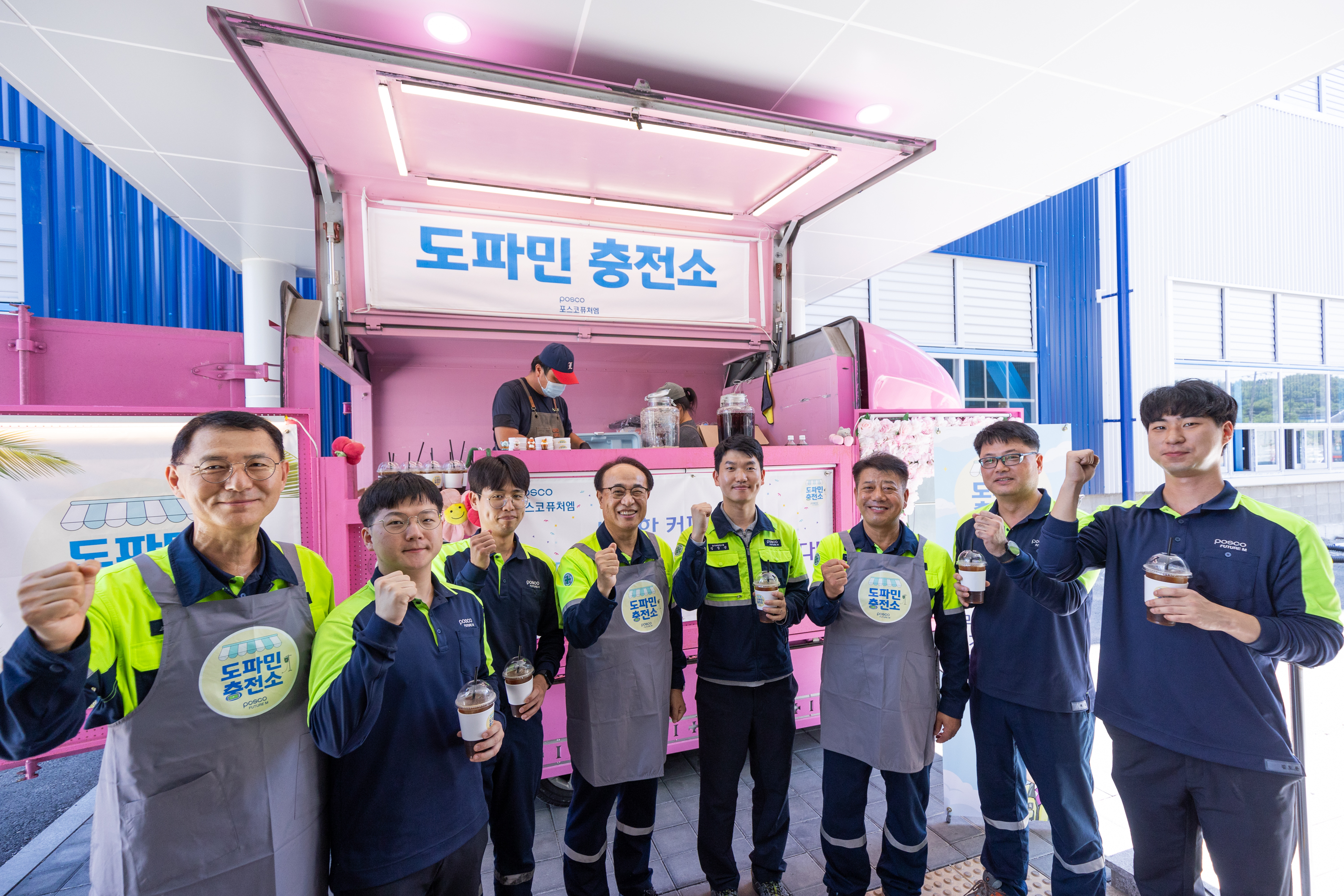 포스코퓨처엠 유병옥 사장(왼쪽 네 번째)이 7일 포항 블루밸리산업단지 인조흑연 음극재 공장을 찾아 폭염 속에서 근무 중인 직원들을 격려하고 함께 "음극재 화이팅" 구호를 외치고 있다.