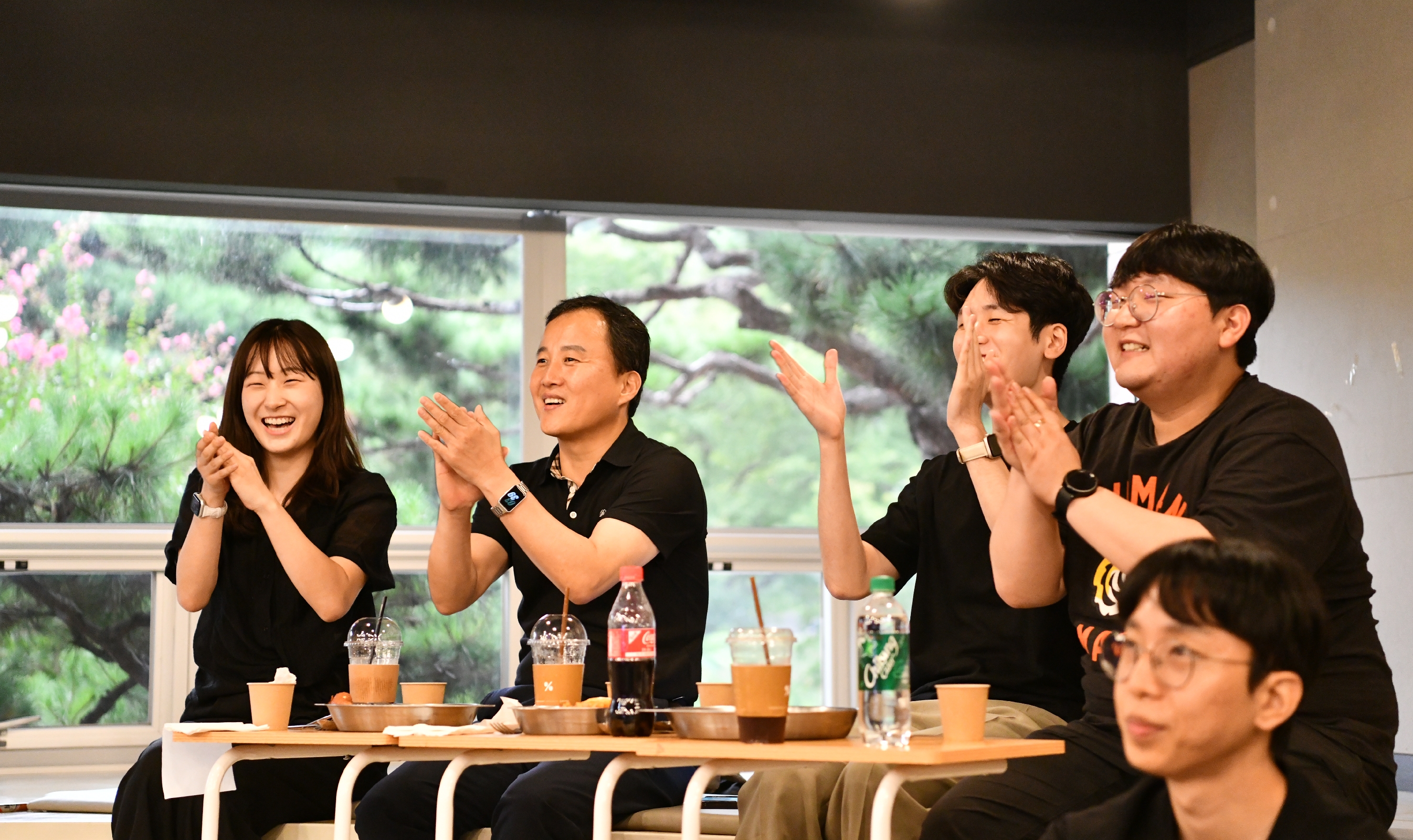 11일 포스텍 콜로세움에서 열린 포스코퓨처엠 사내 e-스포츠 대회 '퓨처스리그' 결승전에서 응원석에 앉은 직원들이 경기를 펼치는 소속 부서 팀원들을 응원하고 있다.