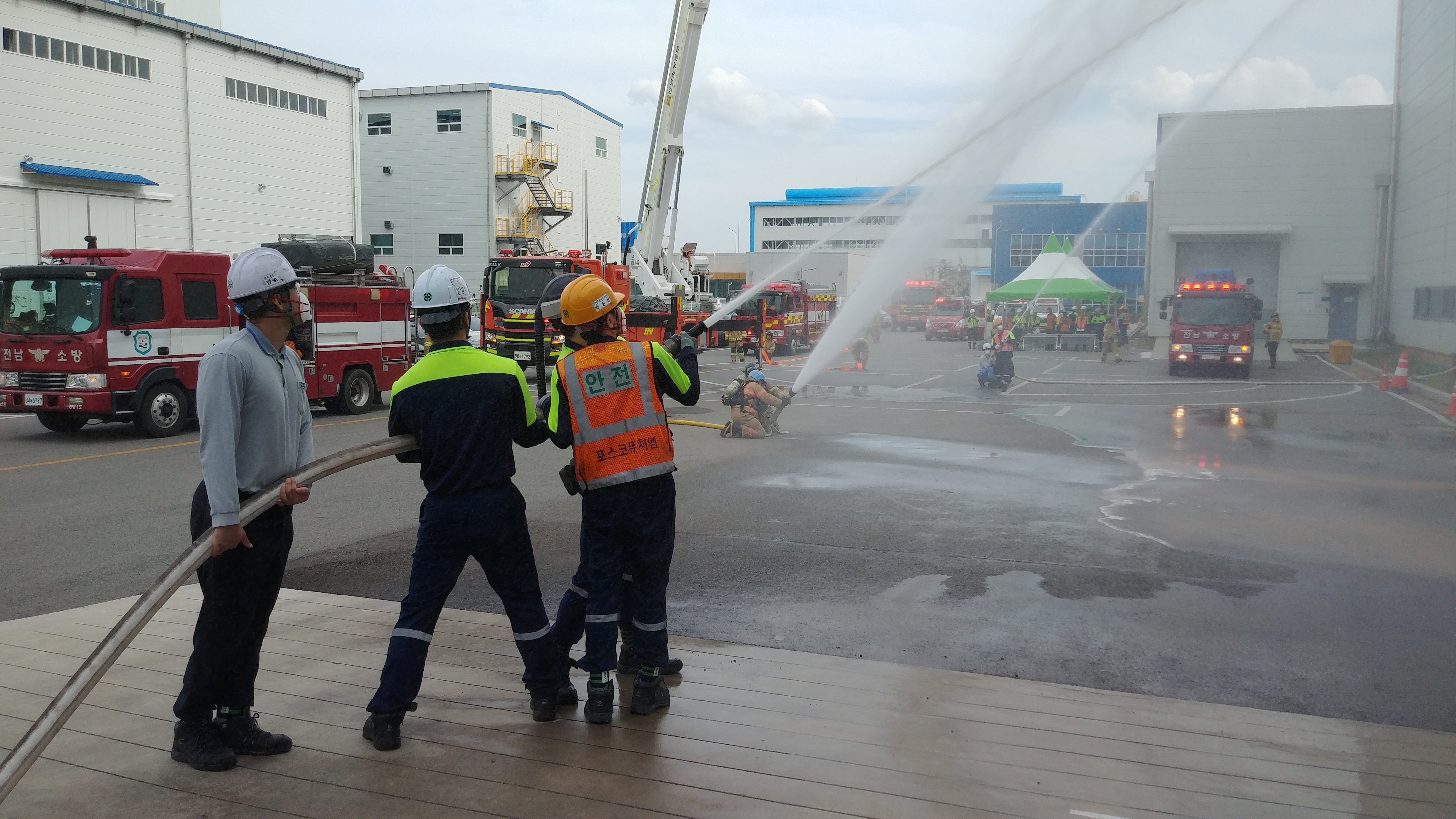 포스코퓨처엠 광양양극소재실이 26일 광양 양극재1공장 제품출하장에서 화재 대응 역량 강화를 위한 민관 합동 소방훈련을 실시했다